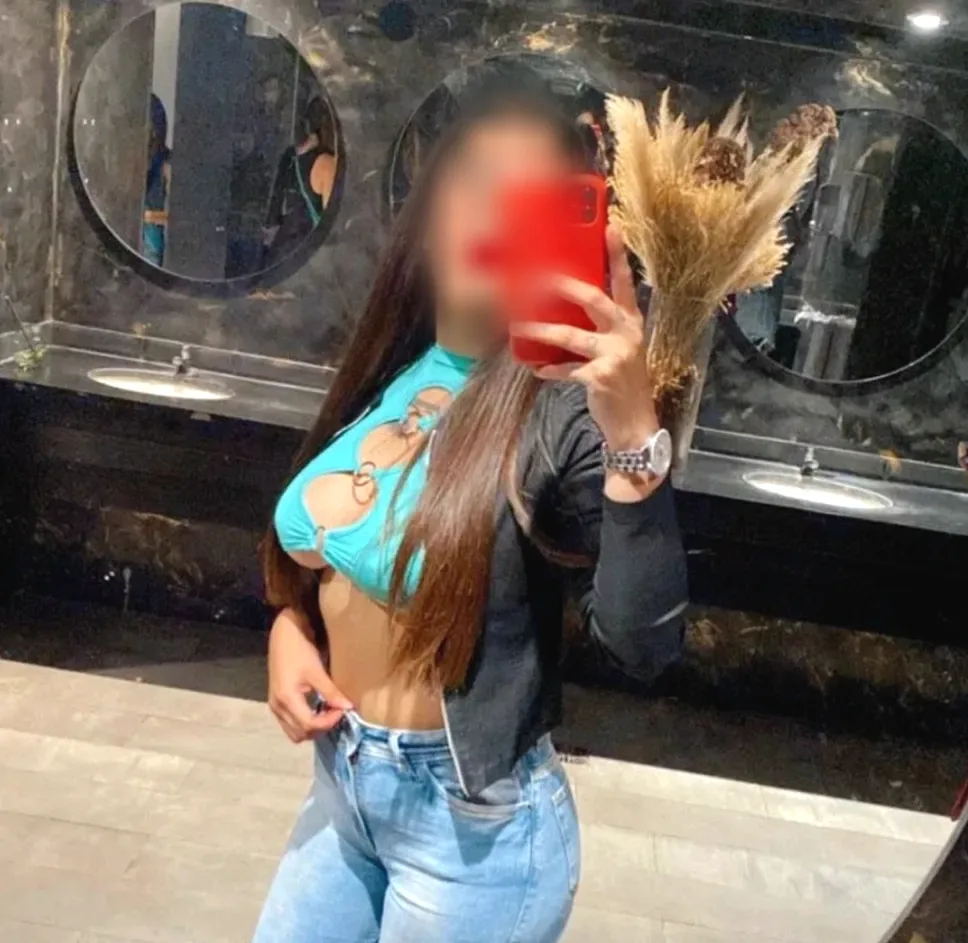 Neele, 35